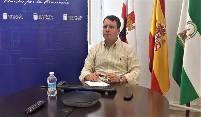 El diputado provincial de Turismo de Almería, Fernando Giménez, ha mantenido un encuentro de trabajo con responsables de la aerolínea británica Jet2.