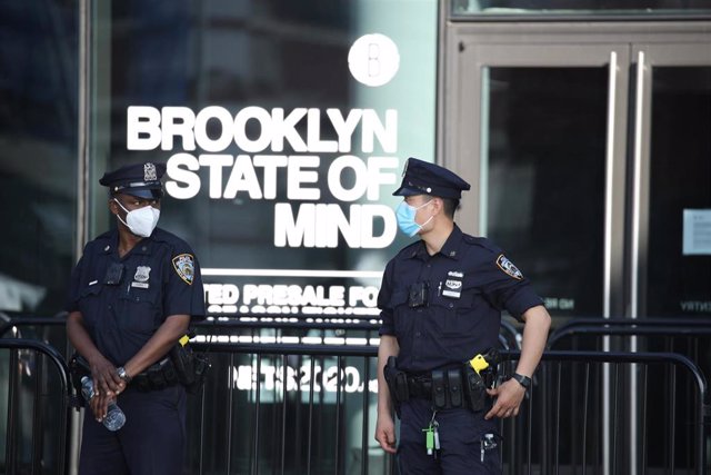 Agentes de la Policía de Nueva York (NYPD) en Brooklyn durante las protestas por la mueret del afroamericano George Floyd en una operación policial en Mineápolis