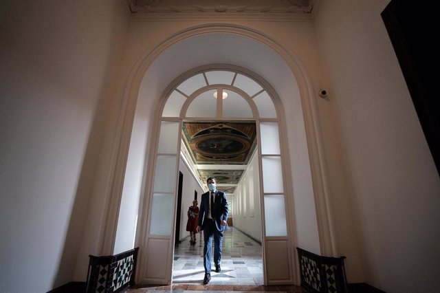 El presidente de la Junta de Andalucía, Juanma Moreno, en los pasillos del Palacio de San Telmo tras participar en la duodécima videoconferencia de Pedro Sánchez con los presidentes autonómicos por la crisis del coronavirus Covid-19