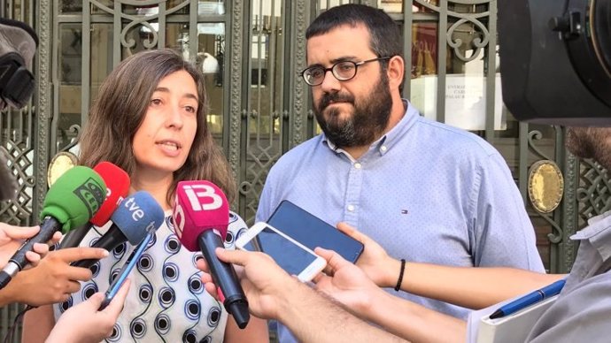 La responsable de las relaciones políticas de MÉS per Mallorca, Neus Truyol, y el senador autonómico de la formación Vicen Vidal.