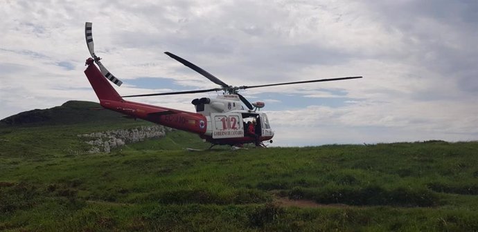 Helicóptero 112 rescata a senderistas desorientados en los collados del Asón