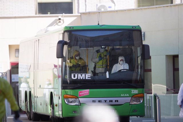 Un autobús interurbano en las instalaciones del hospital Gregorio Marañón.