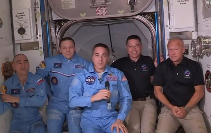 Una Crew Dragon transporta dos astronautas a la Estación Espacial