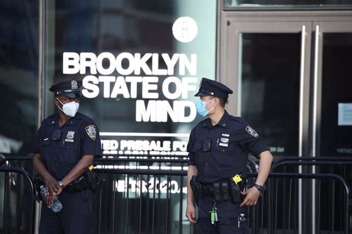 Agentes de la Policía de Nueva York (NYPD) en Brooklyn durante las protestas por la mueret del afroamericano George Floyd en una operación policial en Mineápolis.