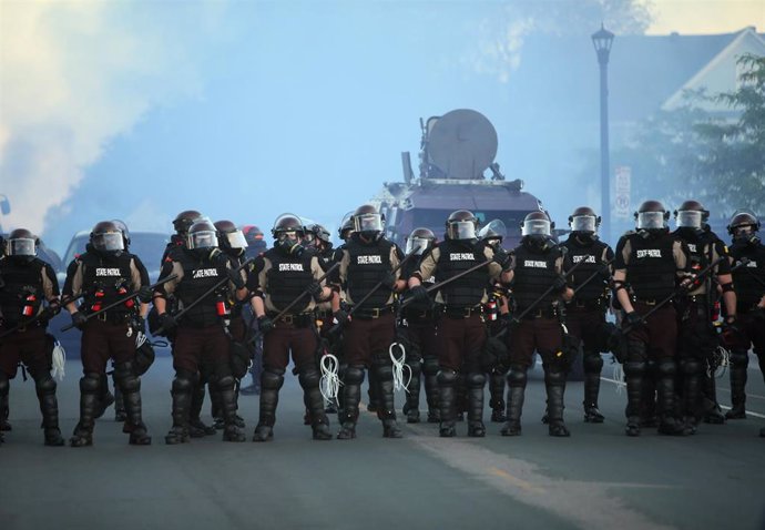 Policía antidisturbios y tanqueta en Mineápolis, Minesota, Estados Unidos, durante las protestas por la muerte de George Floyd