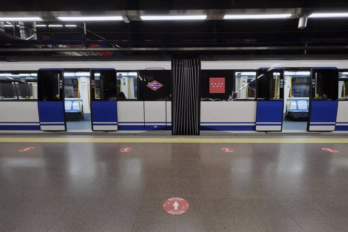 Andén con señales en el suelo en las que se recuerda mantener la distancia interpersonal en la estación de Metro de Mar de Cristal.