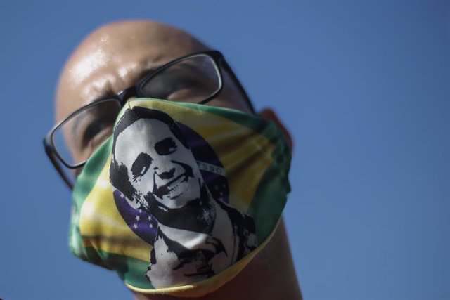 Un simpatizante del presidente de Brasil, Jair Bolsonaro, con una mascarilla con su imagen