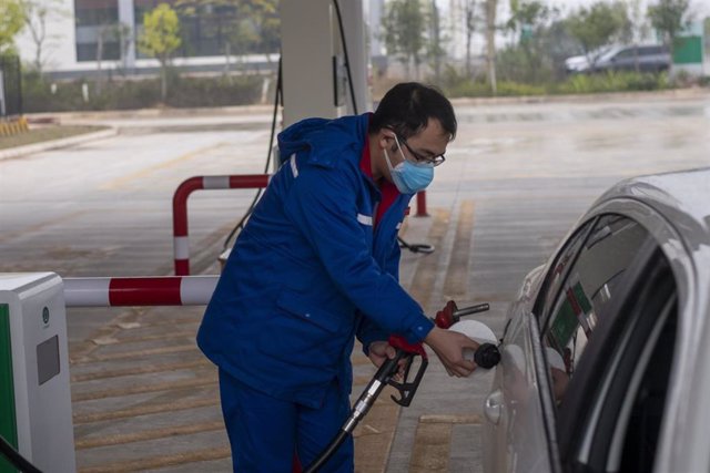 Una persona echa gasolina a su vehículo en la región de Nanning.