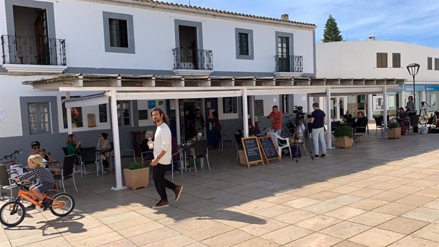 Uno de los bares abiertos en la localidad de Sant Francesc (Formentera).