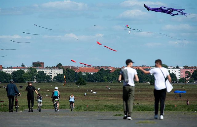 Ciudadanos volando cometas en el parque Tempelhofer Feld, en Berlín