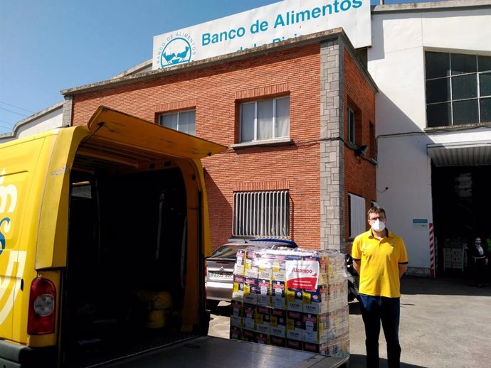 Entrega de leche por parte de Alcampo al Banco de Alimentos de La Rioja