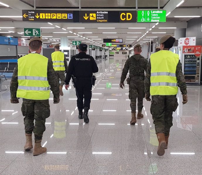 Efectivos de la Policía Nacional y del Ejército en el Aeropuerto de Palma.