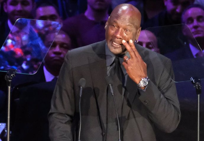 Michael Jordan se seca las lágrimas durante el homenaje en Los Angeles a Kobe Bryany y su hija Gianna