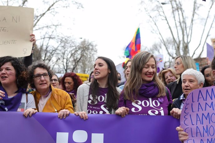 La ministra d'Igualtat, Irene Montero (centre), en la manifestació del 8M (Dia Internacional de la Dona), a Madrid a 8 de mar de 2020.