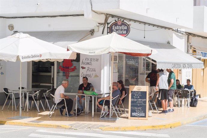 Clientes en la terraza de la cafetería Bon Temps. Formentera el día que la isla comenzó la fase 1