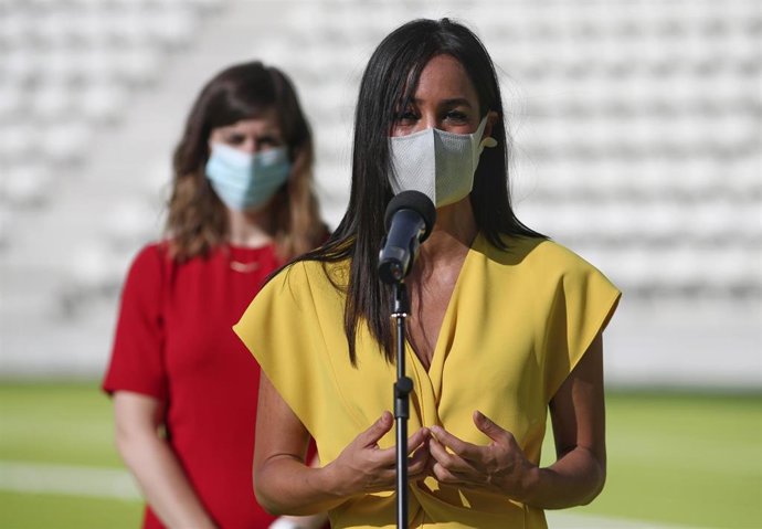 La vicealcaldesa de Madrid, Begoña Villacís, acompañada de la concejala delegada de Deporte, Sofía Miranda, durante la reapertura del estadio de Vallehermoso, en Chamberí