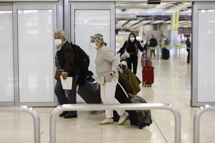Varios pasajeros llegan al Aeropuerto Adolfo Suárez Madrid-Barajas procedente de Bogotá (Colombia)