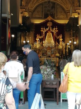 Colas a las puertas de la parroquia de la Asunción de Almonte para ver a la Virgen del Rocío el Lunes de Pentecostés.