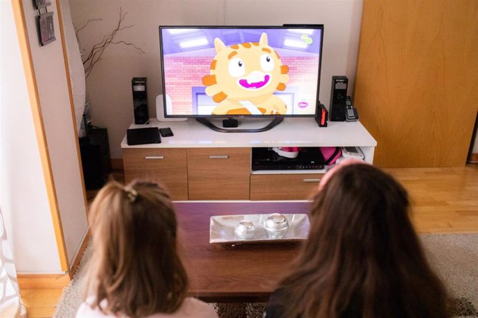 Las hijas de Tito y Gina ven la tele, mientras sus padres buscan un trastero donde meter sus pertenencias hasta que encuentren otra vivienda, después de que Sareb (Sociedad de Gestión de Activos procedentes de la Reestructuración Bancaria) haya pedido a