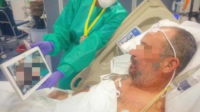 Un paciente habla con su familia gracias al plan de humanización que permite el contacto entre ingresados por COVID y sus familiares