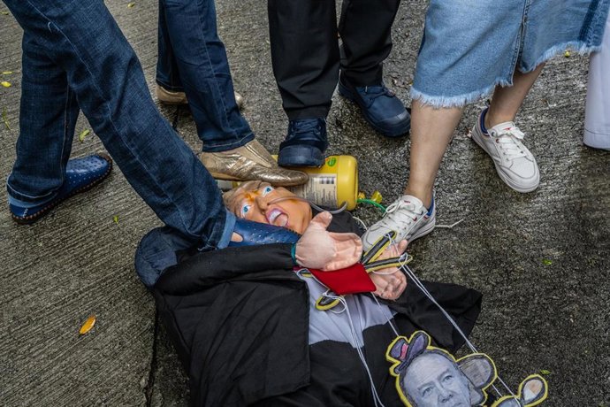 Defensores de Pekín pisan un muñeco con la cara de Donald Trump en Hong Kong