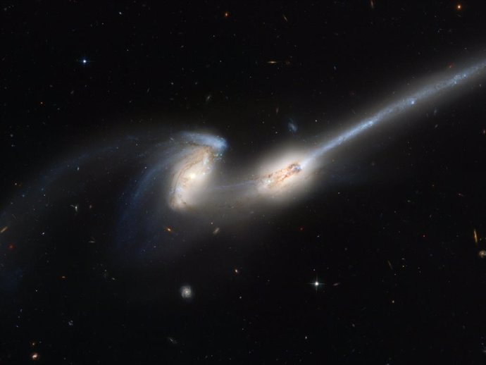 Las fusiones entre galaxias desencadenan actividad en su núcleo