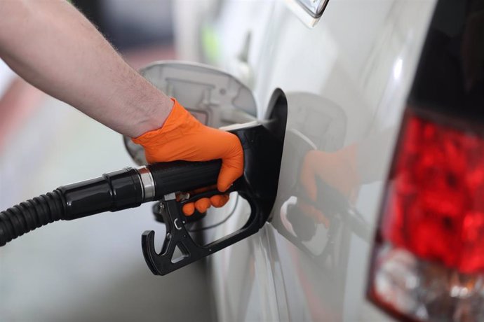 Un hombre echa gasolina a su coche en la fase 0 de la desescalada en la que las gasolineras siguen prestando servicio durante el estado de alarma por la crisis del Covid-19, en Madrid (España) a 6 de mayo de 2020.