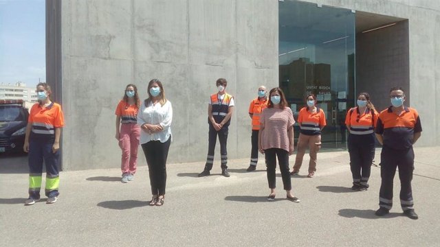 La presidenta del Govern, Francina Armengol, y la consellera de Salud, Patricia Gómez, junto a técnicos del Centro Coordinador de la Covid-19 en la Unidad de Salud de es Molinar.