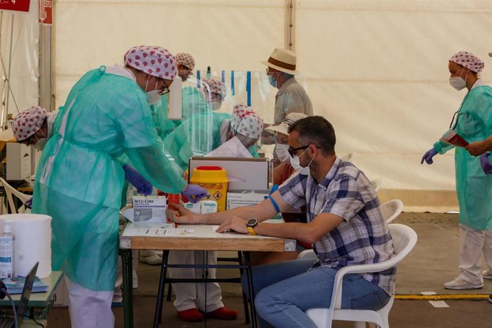 Vecinos del municipio madrileño de Torrejón se realizan una de las pruebas diagnósticas de Covid-19