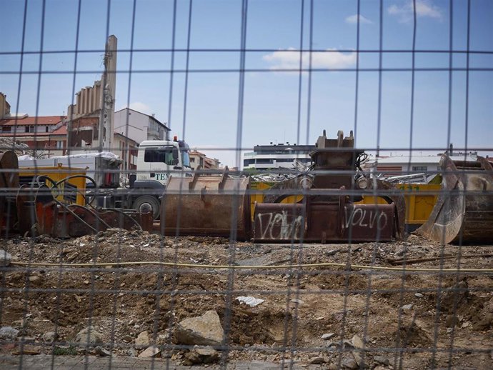 Recursos de las obras de derribo del antiguo Colegio de los Salesianos durante el primer fin de semana de fase 2 en la desescalada de la pandemia por coronavirus COVID19. En Pamplona, Navarra, España, a 31 de mayo de 2020.