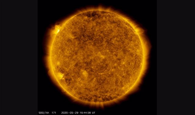 En la parte superior izquierda del Sol se puede ver apreciar una bengala que emana de material eyectado fuera de las líneas de campo magnéticas de la estrella
