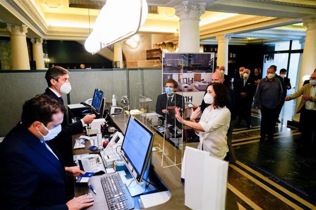 La presidenta de la Comunidad de Madrid, Isabel Díaz Ayuso  y el alcalde de Madrid, José Luis Martínez-Almeida visitan la recepción durante el acto de la reapertura del Hotel NH Madrid Nacional