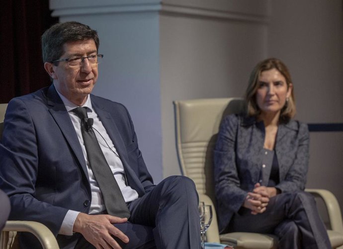 El vicepresidente de la Junta de Andalucía, Juan Marín (i) junto a la consejera de Empleo, Formación y Trabajo Autónomo, Rocío Blanco (d) durante su intervención los desayunos informativos de Europa Press Andalucía, con el patrocinio de Fundación Cajaso