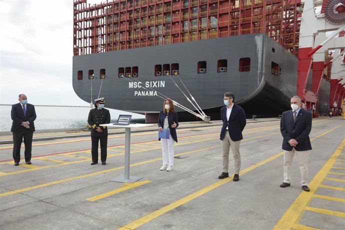 MSC Sixin (segundo portacontenedores más grande del mundo) en el Puerto de Barcelona con su presidenta Merc Conesa