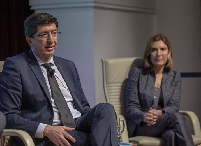 El vicepresidente de la Junta de Andalucía, Juan Marín, junto a la consejera de Empleo, Formación y Trabajo Autónomo, Rocío Blanco, en los desayunos informativos de Europa Press Andalucía