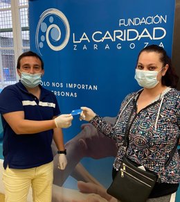 CaixaBank y Fundación 'la Caixa' entregan 8.500 euros en tarjetas monedero para usuarios de la Fundación La Caridad de Zaragoza.