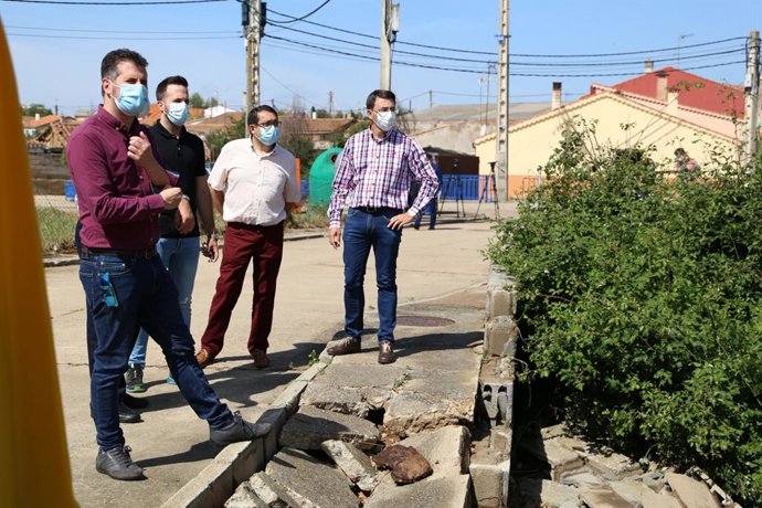 Tudanca (1I) comprueba los daños provocados en Martín de Yeltes por las lluvias torrenciales.