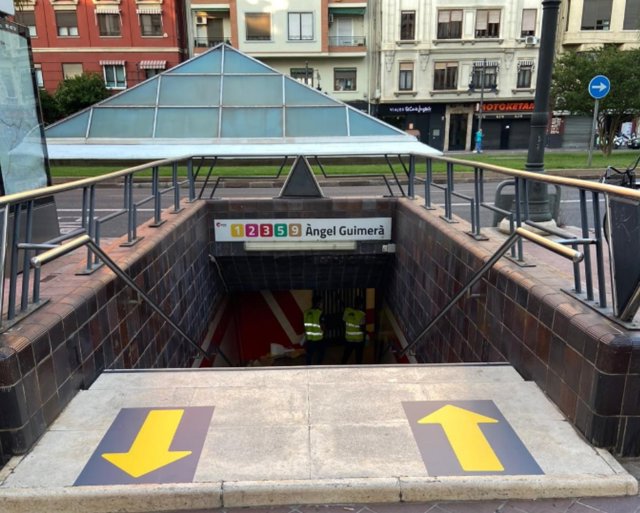 Boca de metro de Metrovalència con la señalética