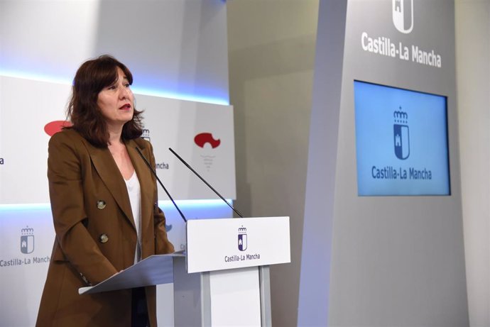 La portavoz y consejera de Igualdad del Gobierno de C-LM, Blanca Fernández, en rueda de prensa.