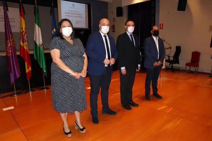 El presidente de la Diputación, Antonio Ruiz (segundo por la izda.), y el rector de la UCO, José Carlos Gómez Villamandos (tercero), tras la firma del convenio