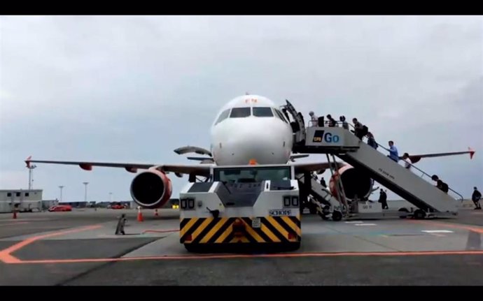 Gente embarcando en un avión