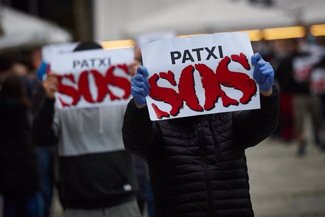 Varias personas protestan con un cartel con el texto "Patxi SOS" durante la manifestacion ilegal de protesta y apoyo al terrorista de ETA Patxi Ruiz, preson en la cárcel Murcia II en hueloga de hambre, en Pamplona, Navarra, a 23 de mayo de 2020.