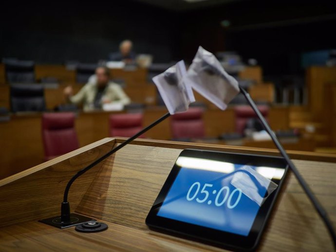 Pleno en el Parlamento de Navarra con los micrófonos cubiertos de un plástico con el fin de preservar la higiene debido a la crisis del Covid-19 en uno de los asientos utilizado por los dirigentes políticos.