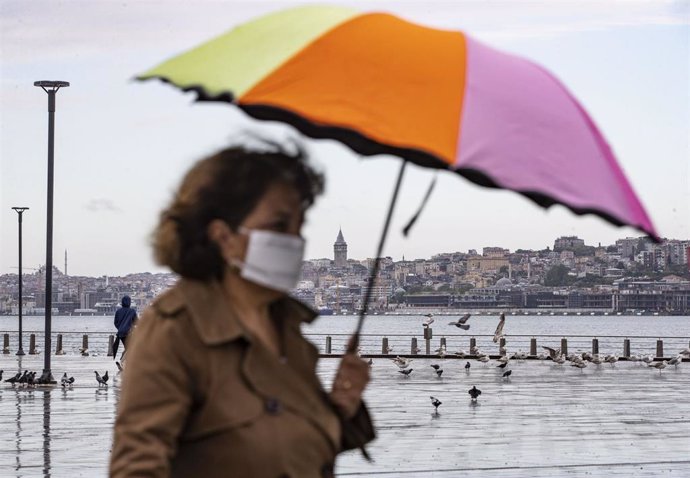 Una mujer con mascarilla en Estambul. 
