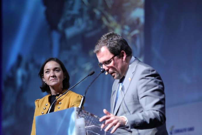 El secretario general de Industria y de la Pequeña y Mediana Empresa, Raül Blanco Díaz, durante su discurso, junto a la ministra de Industria, Comercio y Turismo en funciones, Reyes Maroto, en la entrega de los premios de la I Edición de los Premios Nac