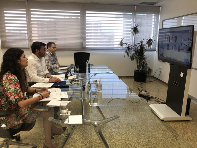 Aumenta la turbidez del Mar Menor mientras desciende "considerablemente" su nive