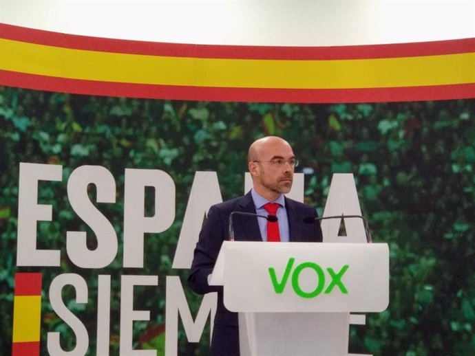 El portavoz de Acción Política y eurodiputado de Vox, Jorge Buxadé, en rueda de prensa