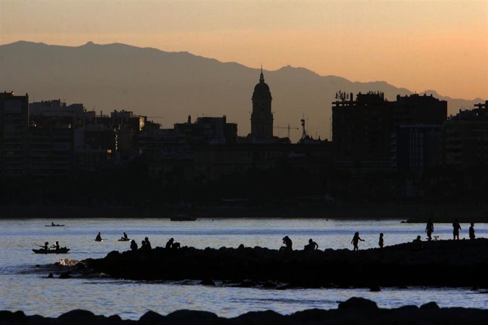 Varias personas disfrutan de deportes acuáticos dentro de la franja horaria que el Gobierno ha decretado a consecuencias del estado de Alarma por el COVID-19, en las imágenes playa de La Malagueta. Málaga a 28 de mayo del 2020