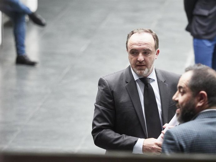 El portavoz de Navarra Suma y presidente de UPN, Javier Esparza, y el portavoz del PSN, Ramón Alzórriz, en el Parlamento de Navarra en una imagen de archivo.