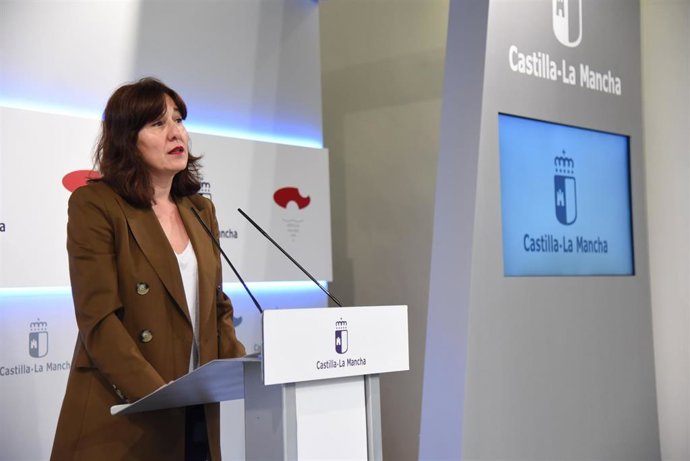 La portavoz y consejera de Igualdad del Gobierno de C-LM, Blanca Fernández, en rueda de prensa.